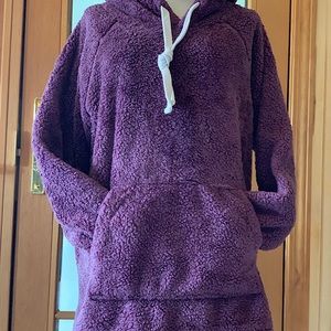 Fuzzy, cozy warm Zenana Outfitters loose fit longline hoodie.